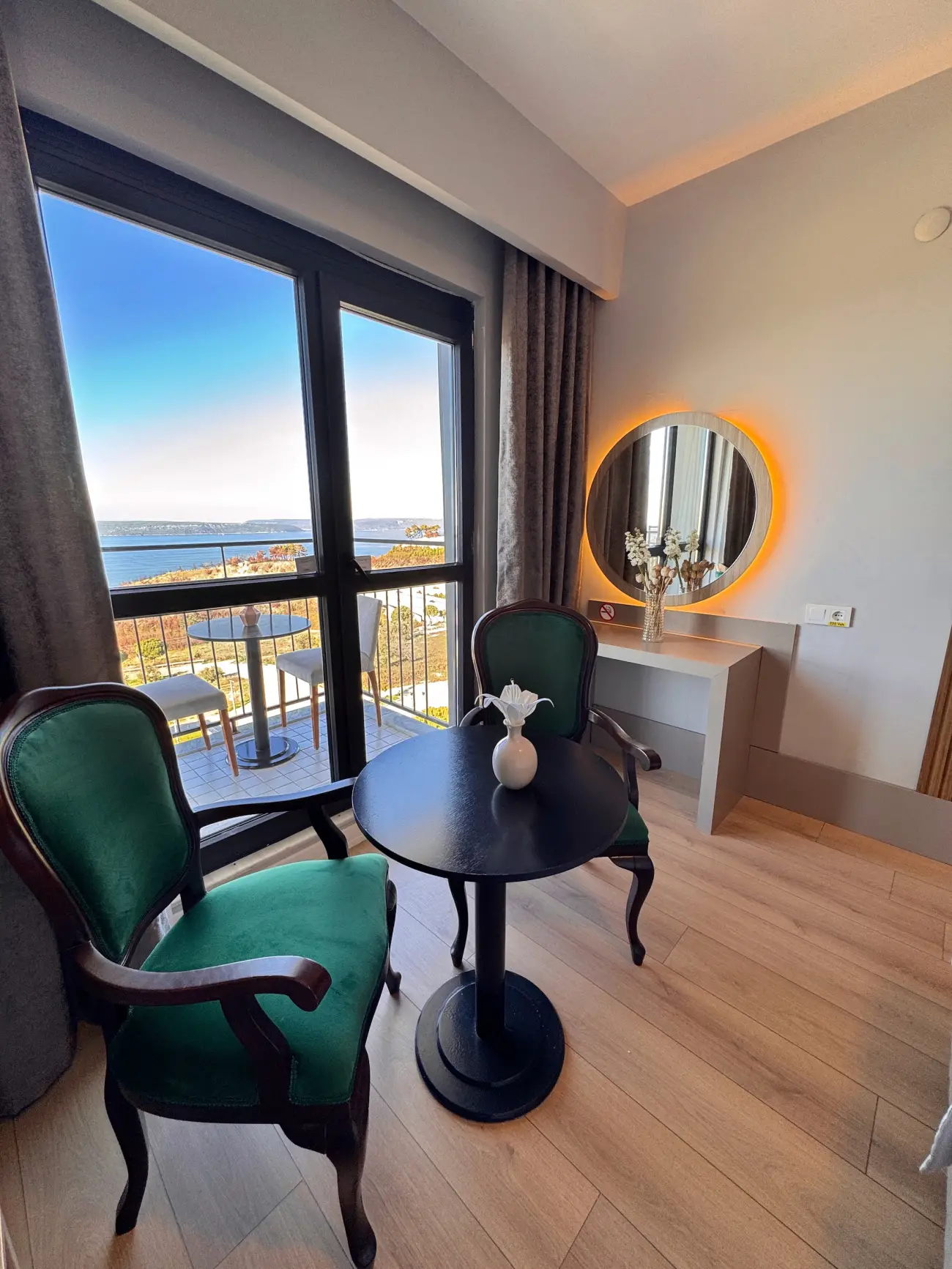 Superior french side sea view / Superior Kısmi Boğaz Manzaraları King Yataklı Oda